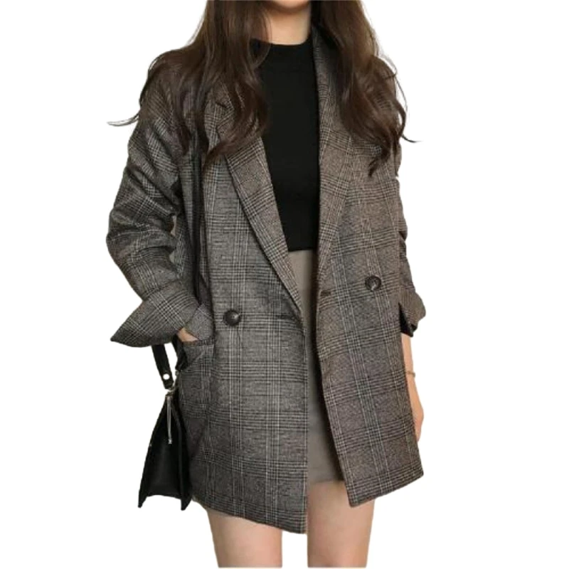 Стилно дамско палто свободно намаляване с яка-ревери в клетката и копчета, с дълги ръкави и джобове