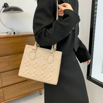 Baobao Дамски пролет / лято 2023, нова мода, универсален модерен ръчно малка квадратна чанта с релефни, ежедневна чанта през рамо INS
