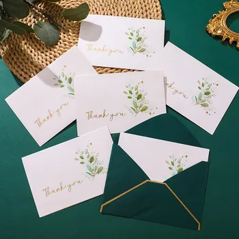 Нов пакет със златна панделка, пощенска картичка с благодарност, акварел картичка с послание за деня на благодарността.