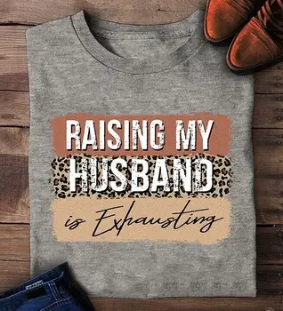 Повишаване на мъжа ми досадни, забавни цитати жена, подарък за жени, тениска